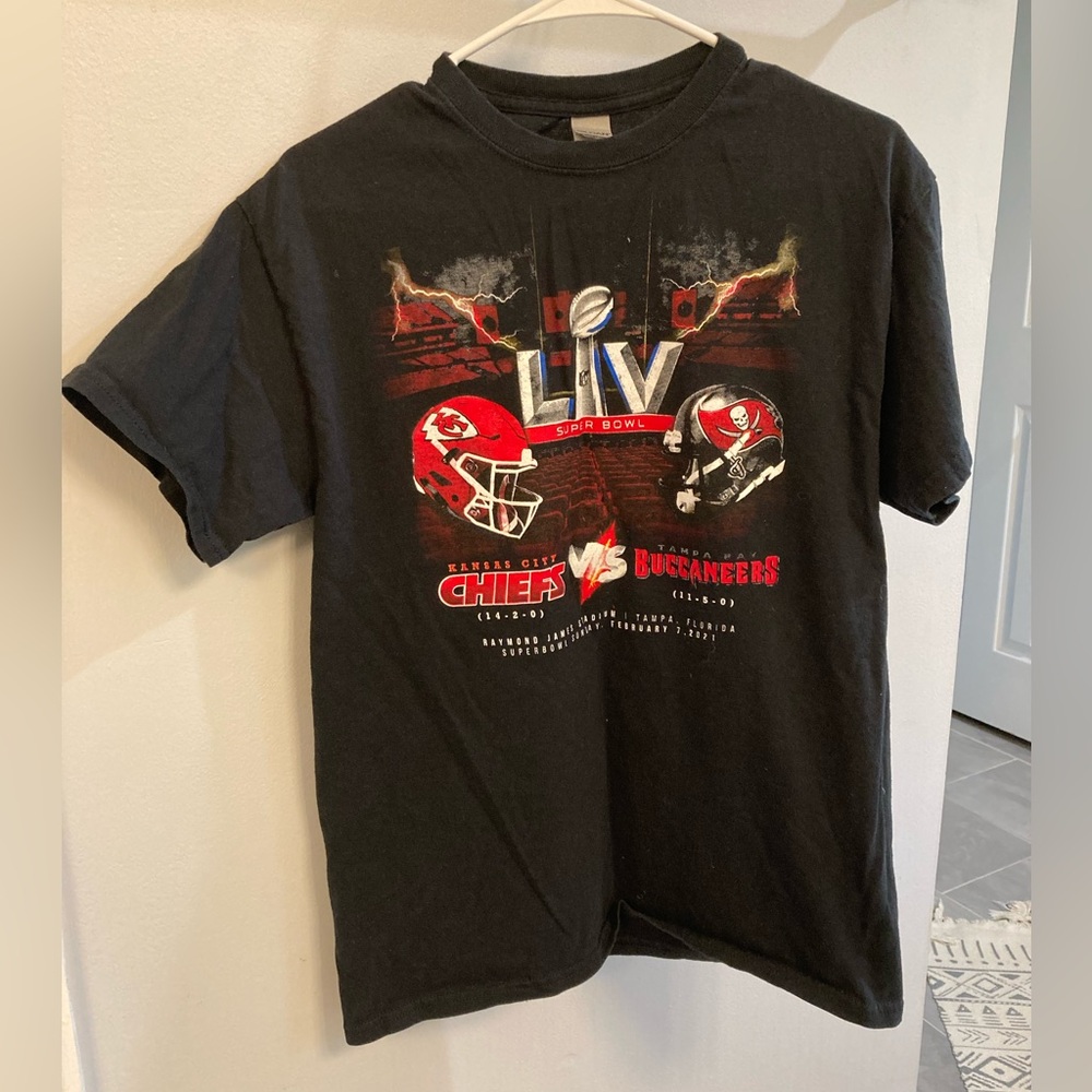 Super Bowl LIV 2021 Football Chiefs and Buccaneers Tee Sz M